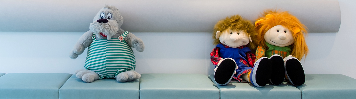 Puppen im Wartezimmer der Kieferorthopädie an der Parkinsel, Ludwigshafen