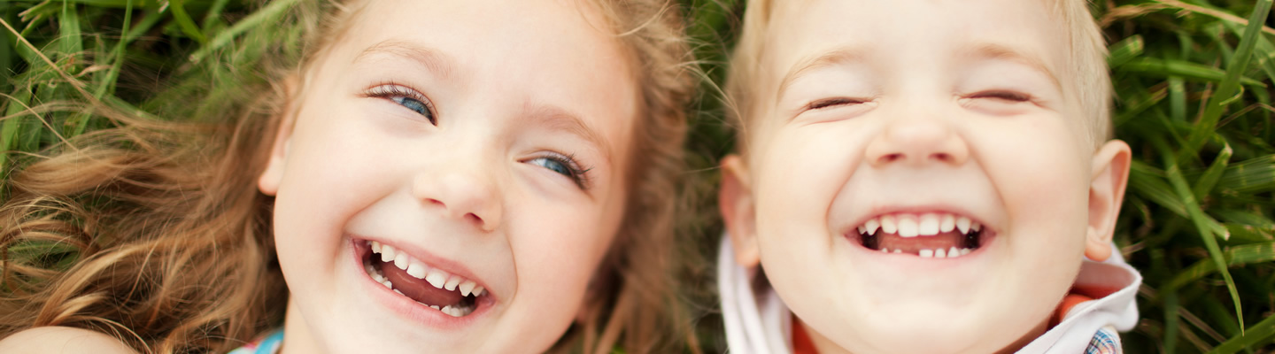 Lachende Kleinkinder, Kieferorthopädie an der Parkinsel, Ludwigshafen